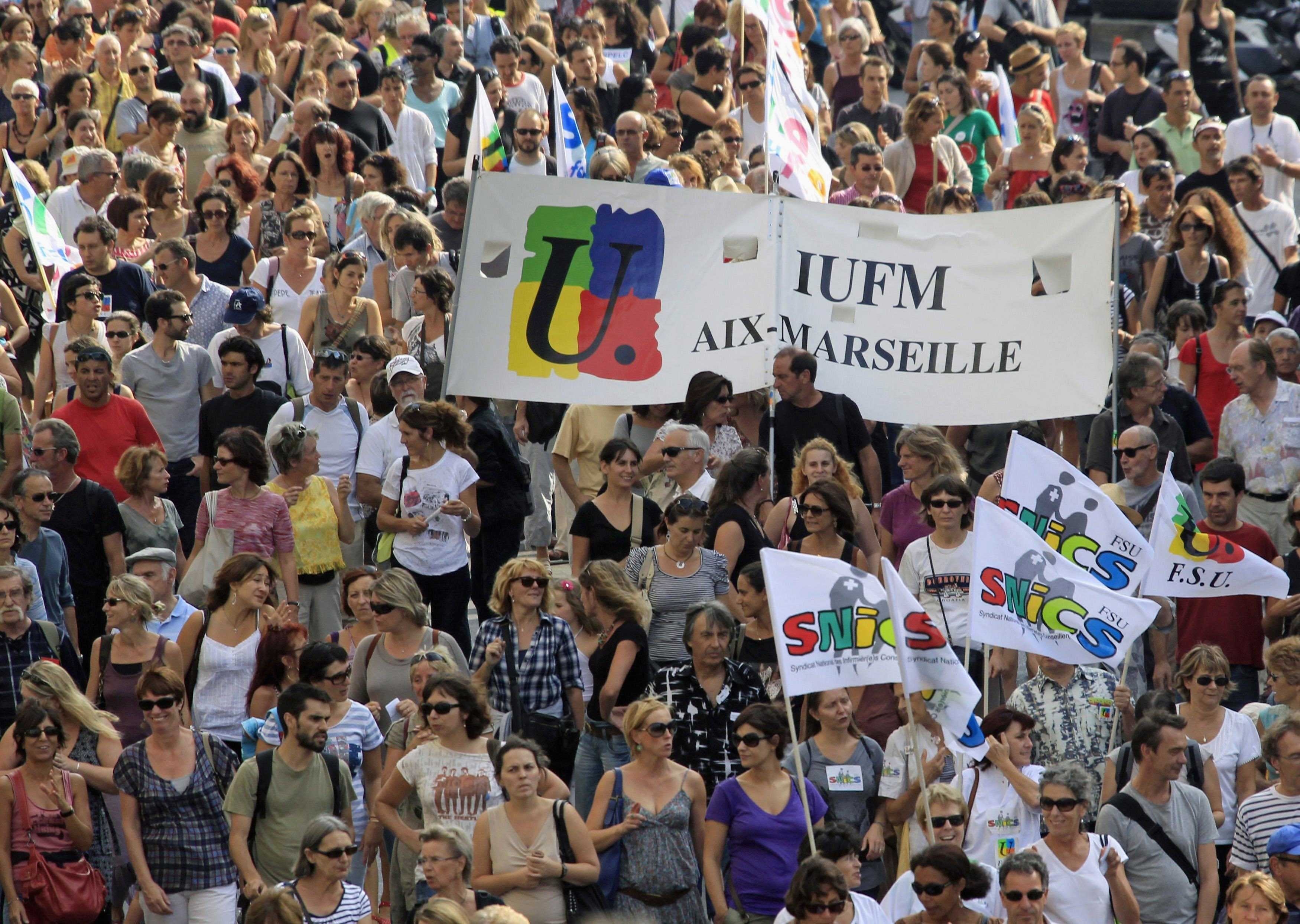 Χιλιάδες δάσκαλοι και καθηγητές βγήκαν στους δρόμους της Γαλλίας