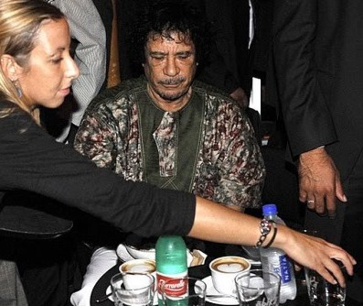 H χυμώδης ουκρανή νοσοκόμα εγκαταλείπει τον Καντάφι