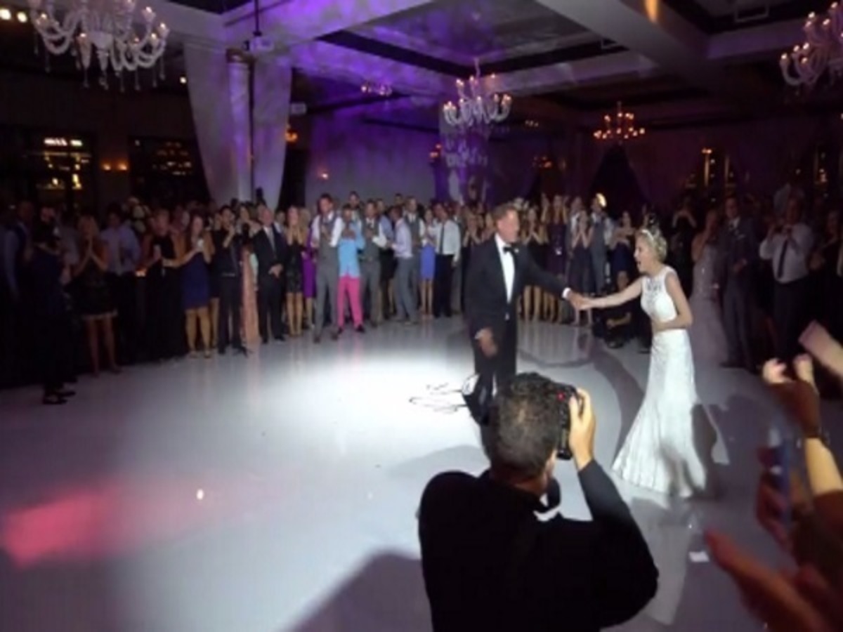 Εμφάνιση-έκπληξη διάσημου τραγουδιστή σε γάμο! Τα ‘χασε η νύφη! [vid]