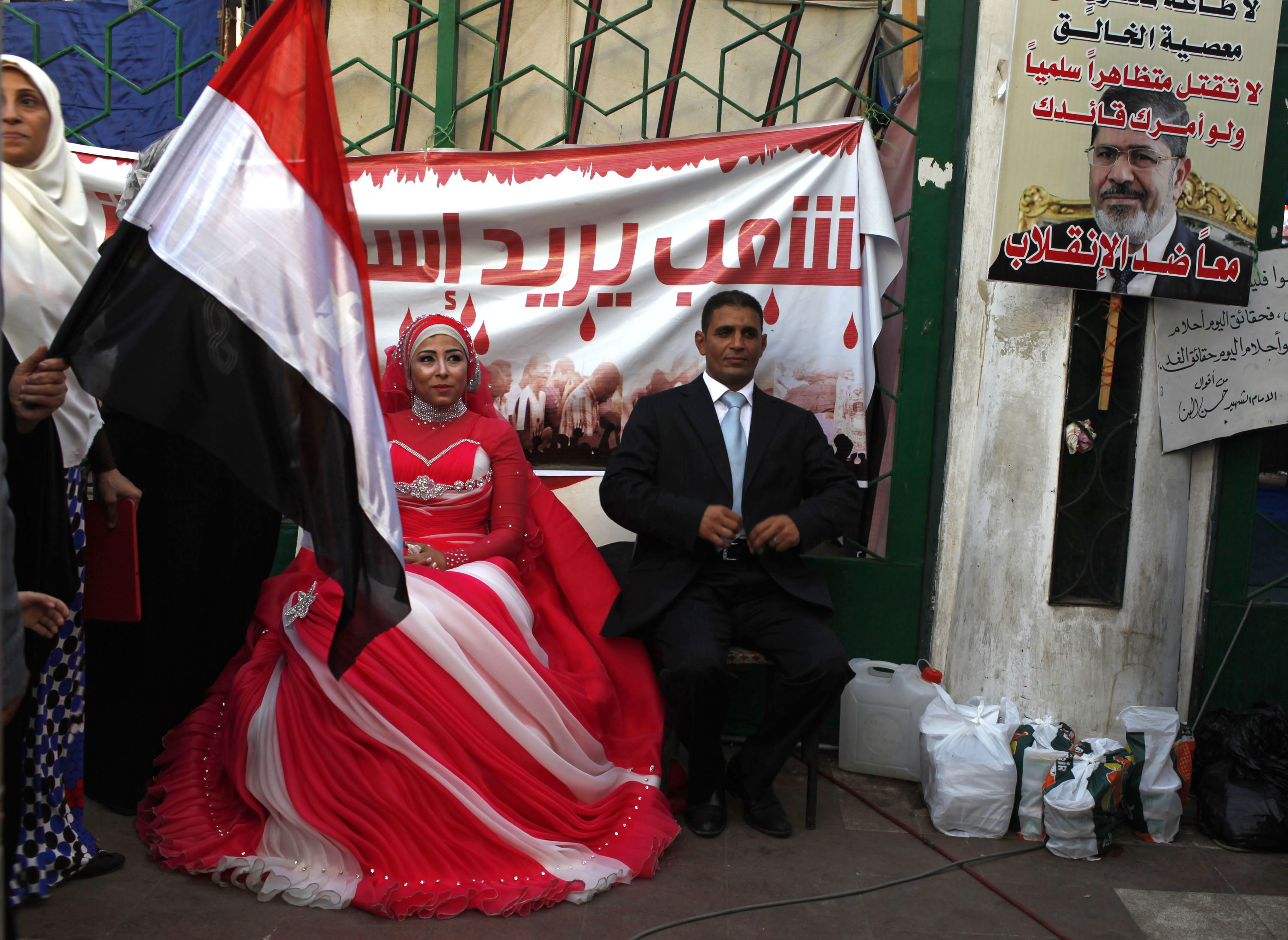Σε δρόμο του Καΐρου γλέντησαν τον γάμο τους... ΦΩΤΟ REUTERS