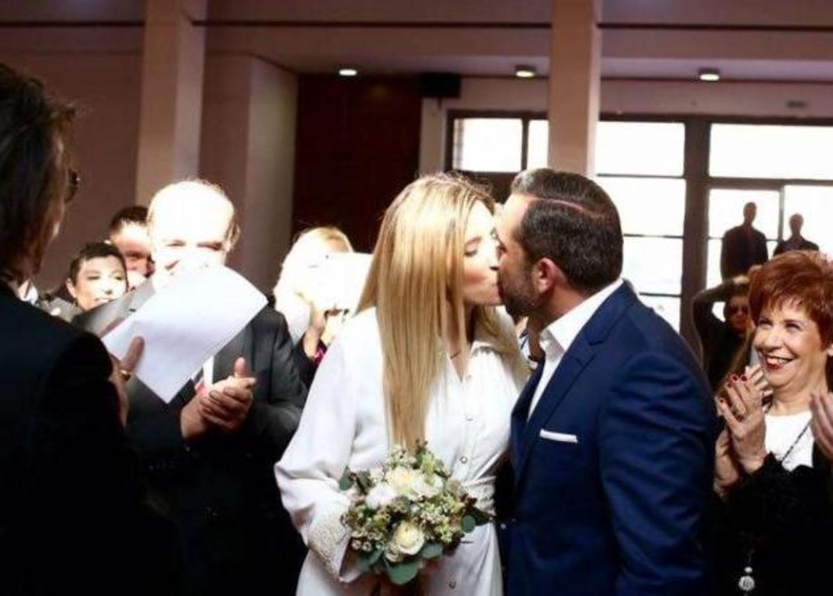 Διάσημος Έλληνας παρουσιαστής έστησε την έγκυο νύφη στο Δημαρχείο