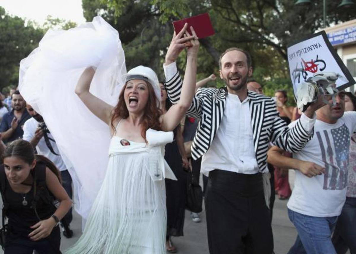 Τουρκία: Η Αστυνομία διέλυσε με βία γάμο διαδηλωτών στο πάρκο Γκεζί!