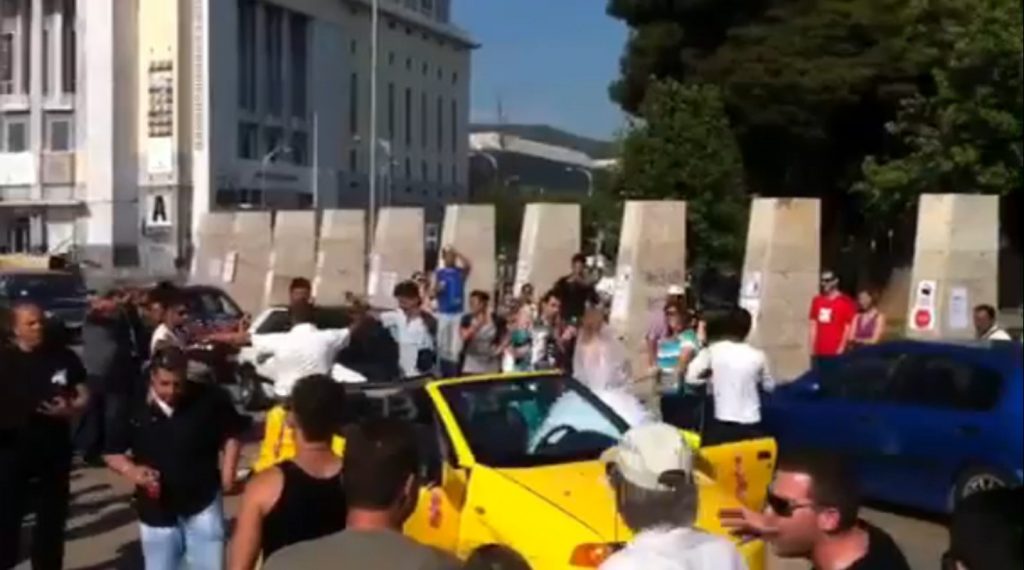 Νιόπαντρο ζευγάρι γλεντάει μαζί με τους “αγανακτισμένους”  στη Θεσσαλονίκη – Δείτε βίντεο