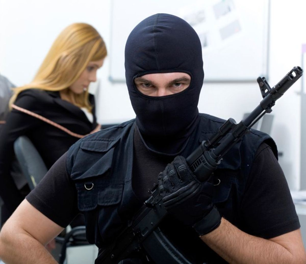 Αδίστακτη συμμορία με καλάσνικοφ σκορπούσε τον τρόμο στην Θεσσαλονίκη – Ενας από αυτούς είχε δολοφονήσει ηλικιωμένο ζευγάρι στην Βέροια