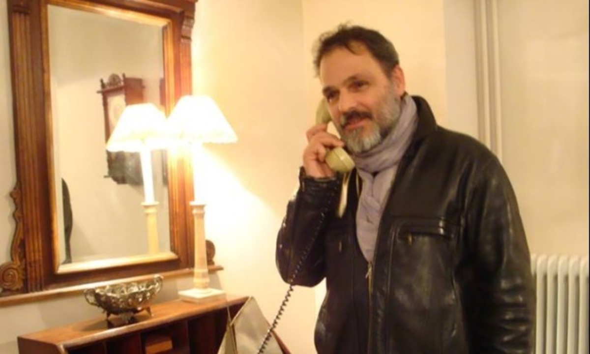 Ο Σταμάτης Γαρδέλης μεταφέρθηκε ξανά στα 80s και …μην αγγίζετε! [pic]
