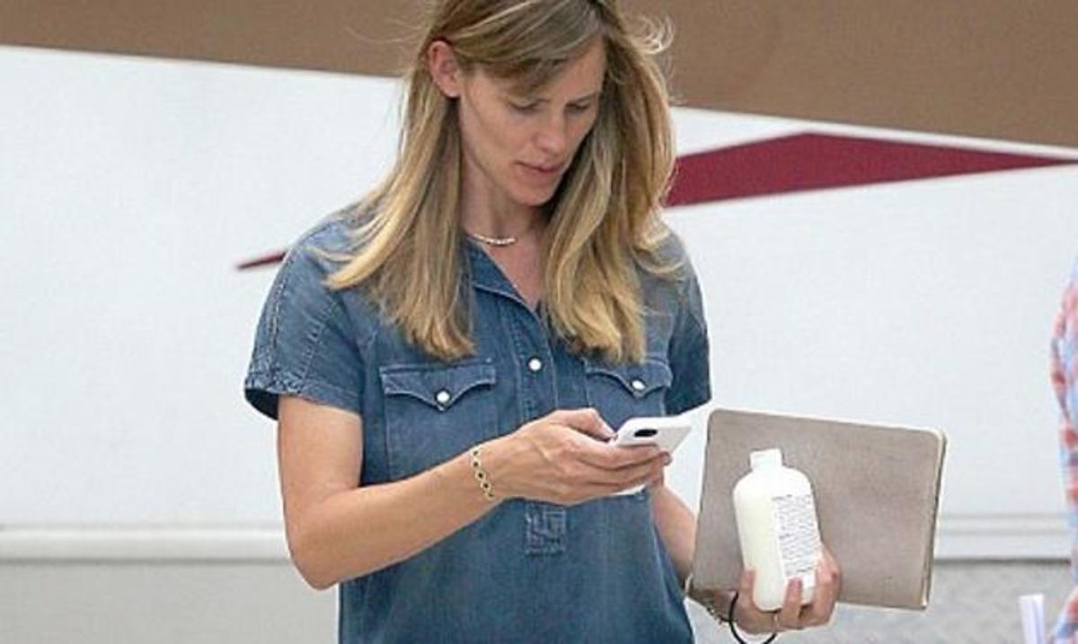 Jennifer Garner: Χώρισε αλλά φοράει ακόμα τη βέρα της!