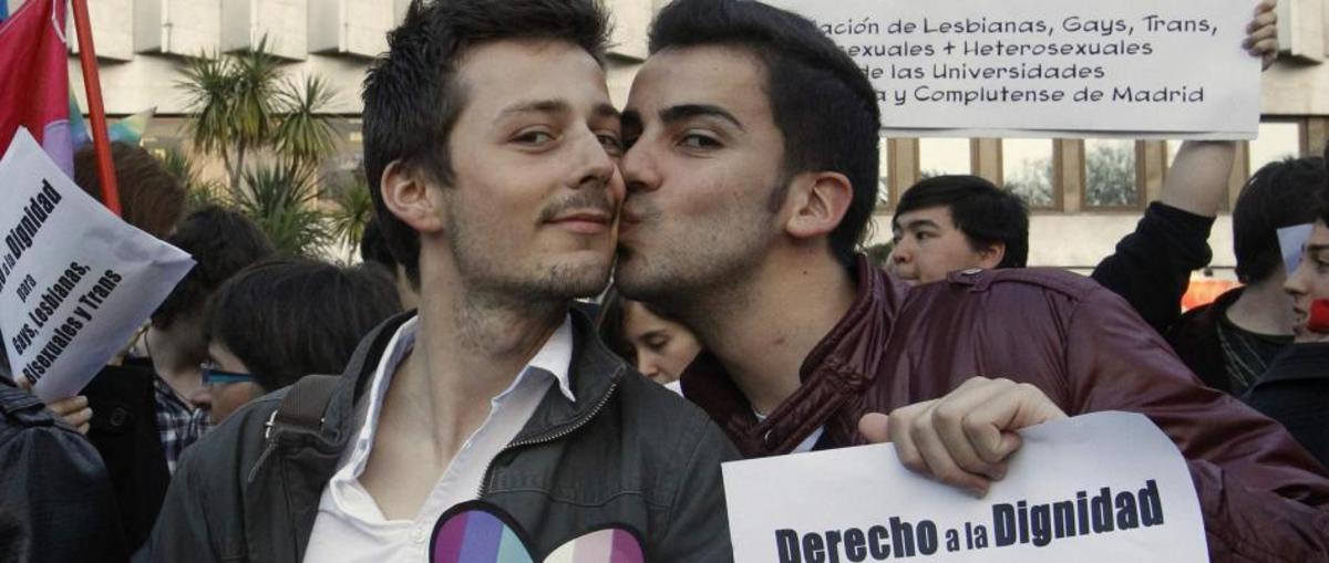 Επαρχιακή πόλη στην Ιταλία απαγόρευσε έκθεση φωτογραφιών με φιλιά μεταξύ ομοφυλόφιλων