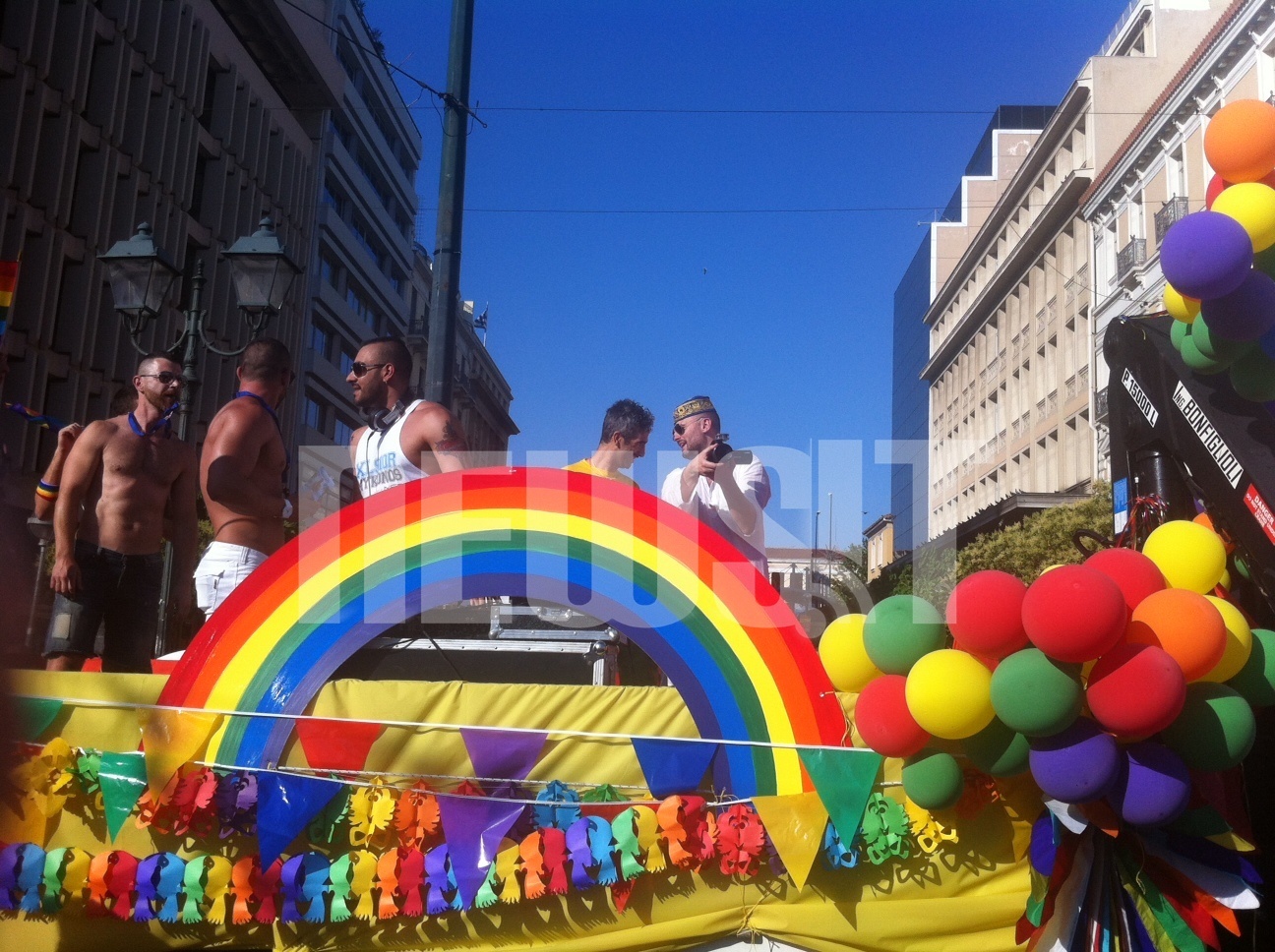 Παρέλαση ομοφυλόφιλων στo κέντρο της Αθήνας – ΦΩΤΟ – BINTEO