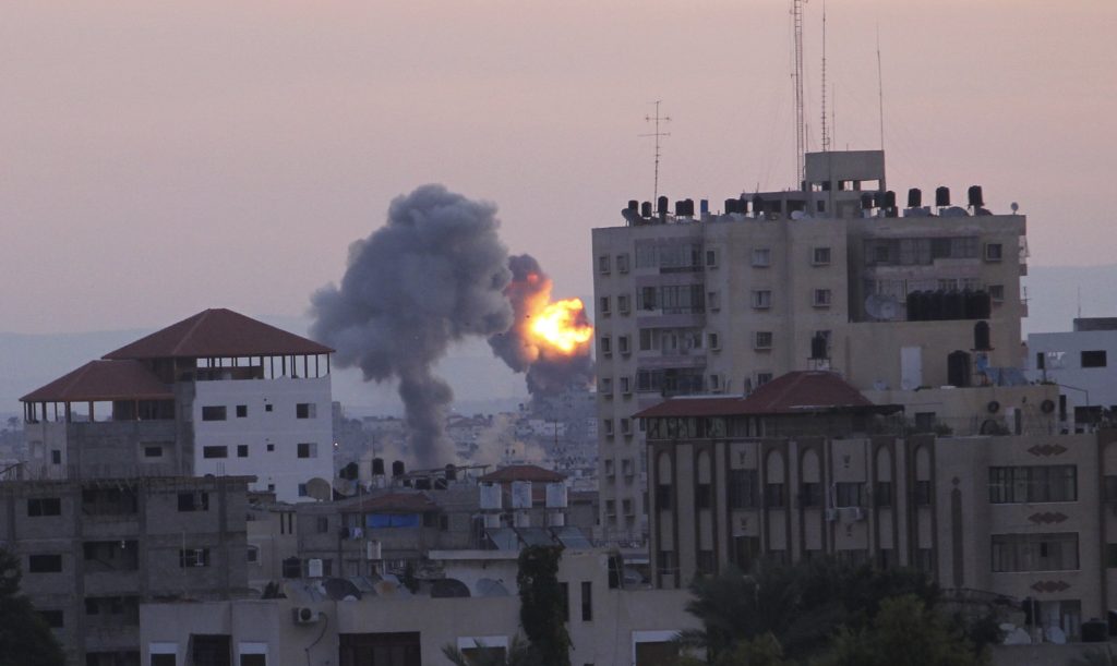 Έτοιμο για χερσαίες επιχειρήσεις το Ισραήλ – Νέοι βομβαρδισμοί με το πρώτο φως της μέρας στη Γάζα