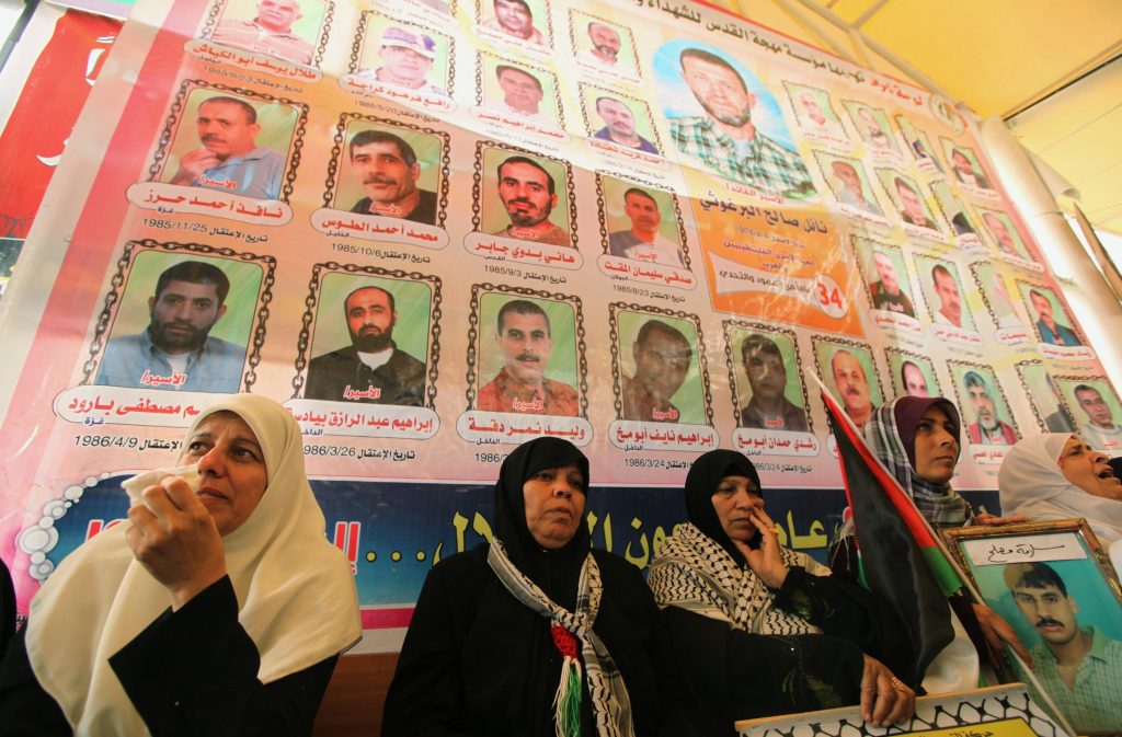 Μητέρες κρατουμένων ζητούν με κλάματα την απελευθέρωσή τους