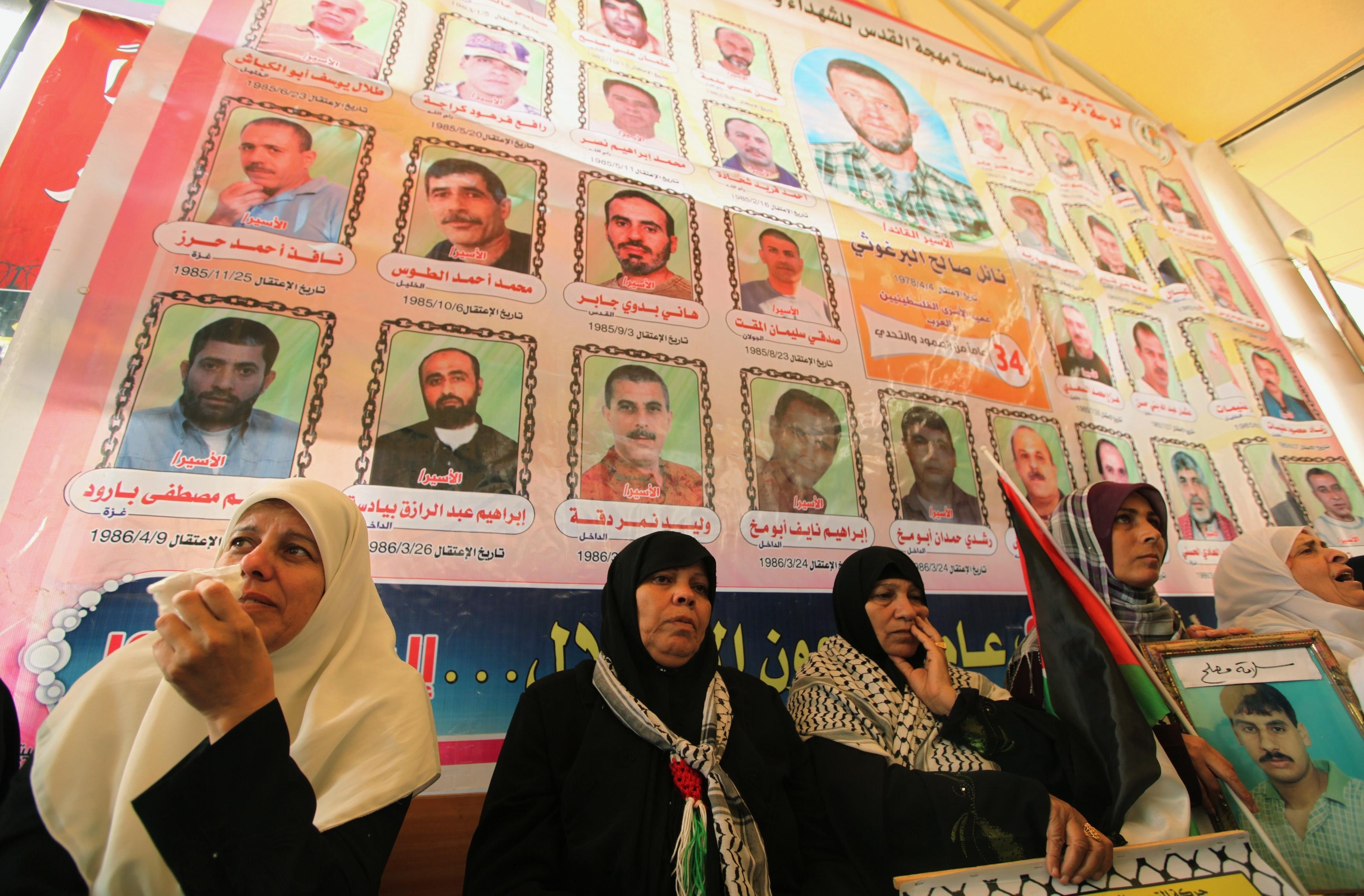 Μητέρες κρατουμένων ζητούν με κλάματα την απελευθέρωσή τους