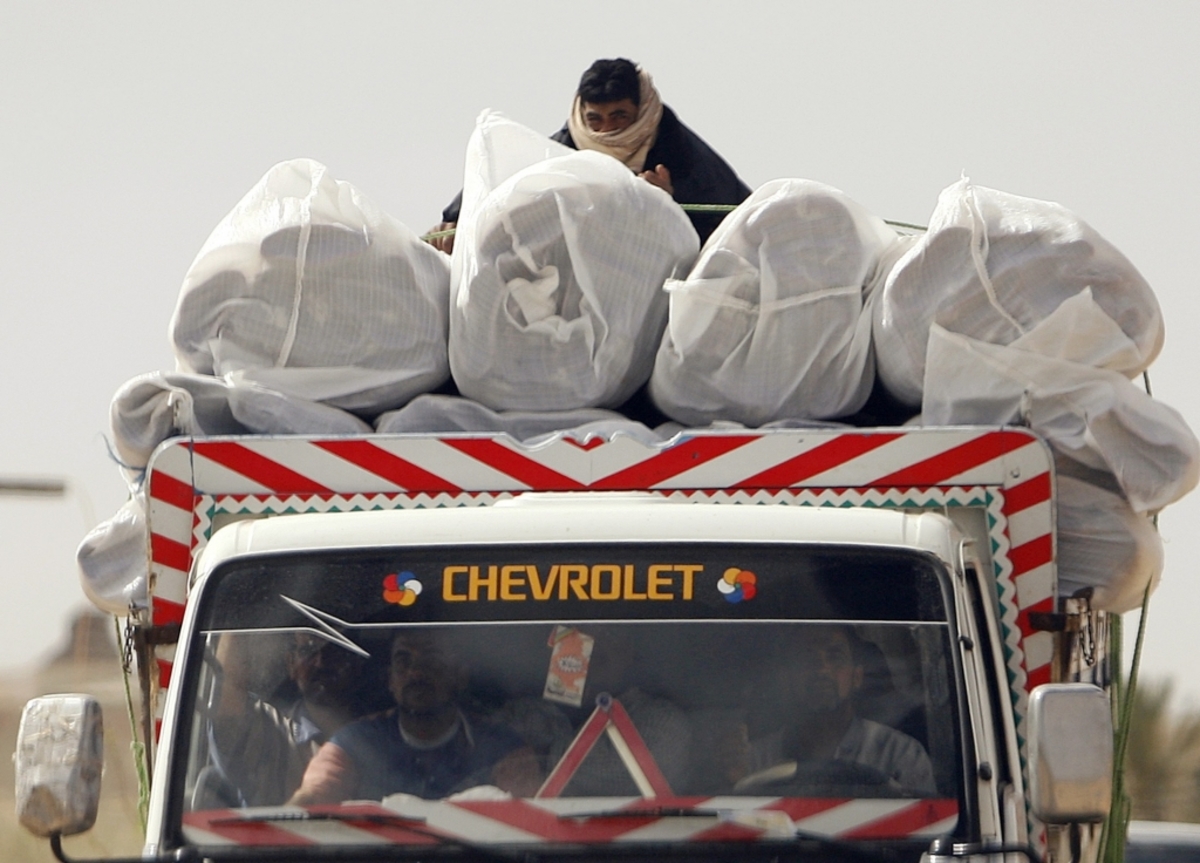 Αφησαν να περάσουν ρούχα και παπούτσια στη Γάζα