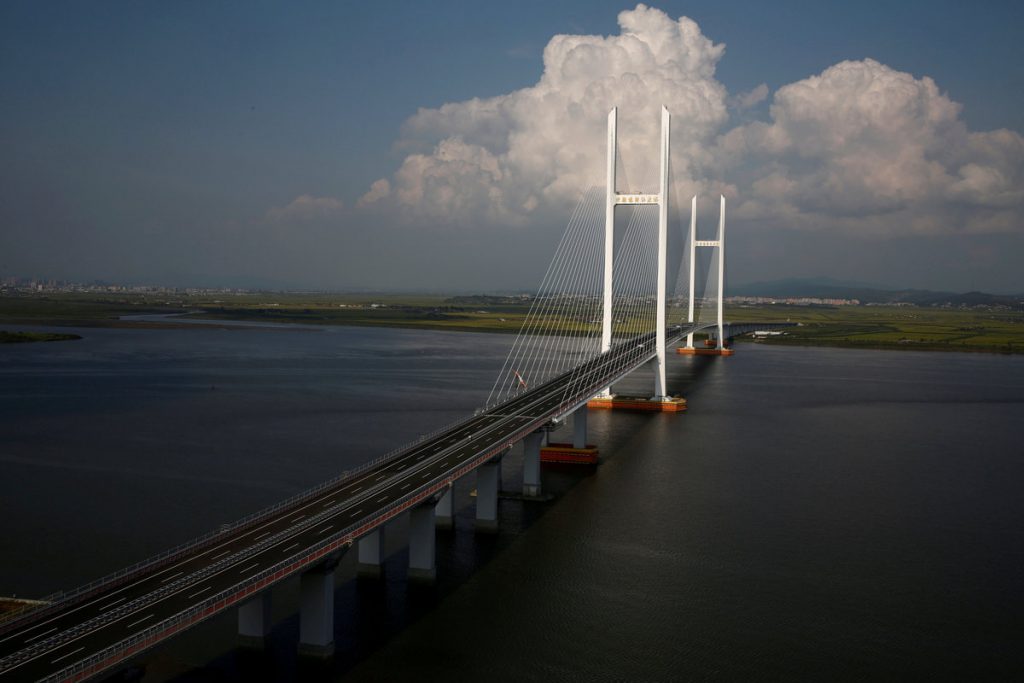 Ανοίγει ξανά η μεγαλύτερη και ψηλότερη γυάλινη γέφυρα του κόσμου