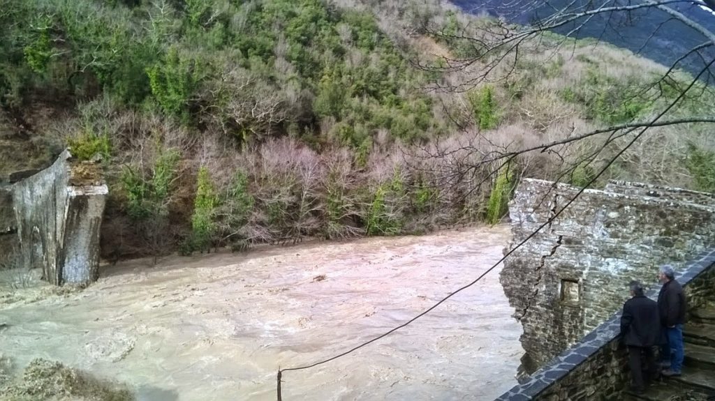 Φωτογραφίες από το γεφύρι Πλάκα στα Τζουμέρκα που κατέρρευσε από τη βροχή