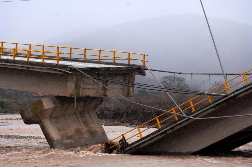 Η κατάρρευση της γέφυρας από την υπερχείλιση του Πηνειού κοντά στην Διάβα Καλαμπάκας - ΦΩΤΟ EUROKINISSI