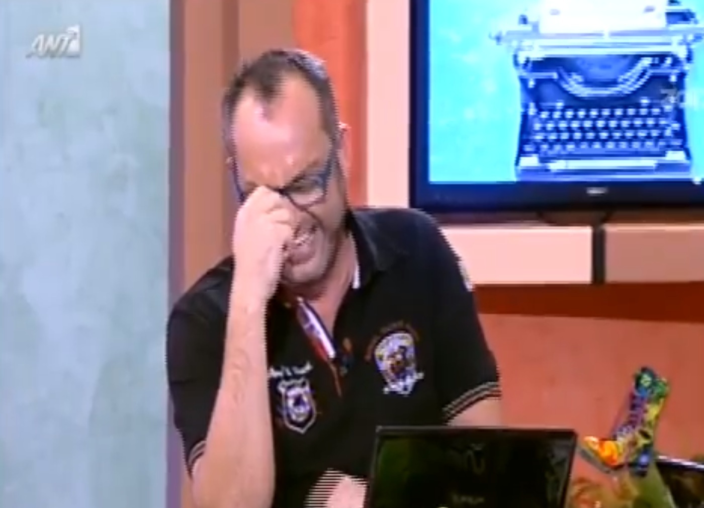 Το νευρικό γέλιο στο Ράδιο Αρβύλα διάρκειας 2 λεπτών!