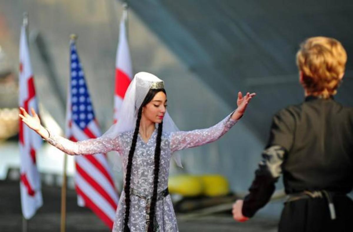 Χορεύτριες από την Γεωργία στη ναυαρχίδα του 6ου Στόλου των ΗΠΑ