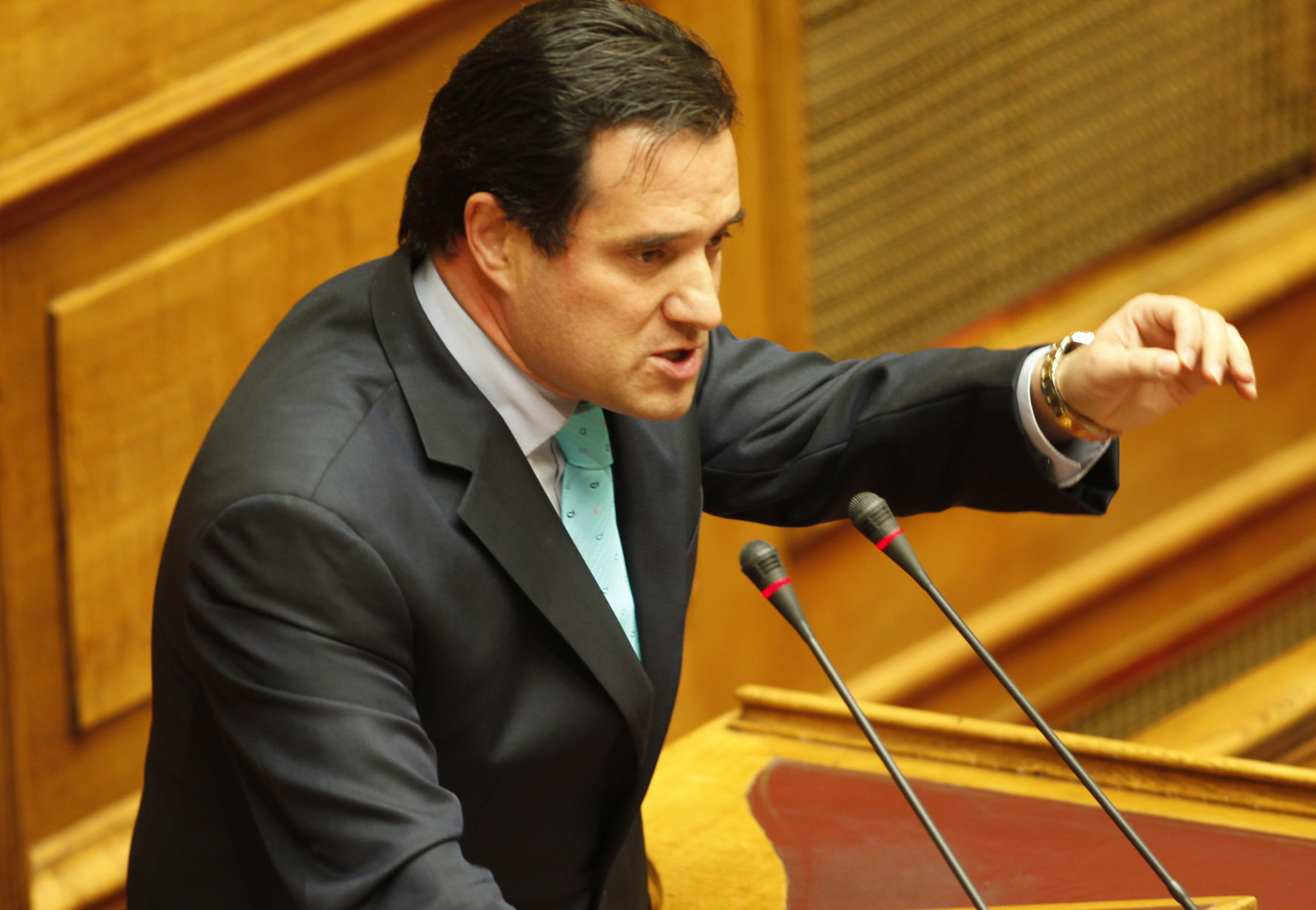 Βαριές κουβέντες στη Βουλή: Γεωργιάδης προς Παπουτσή: “Είσαι ανίκανος και άχρηστος”