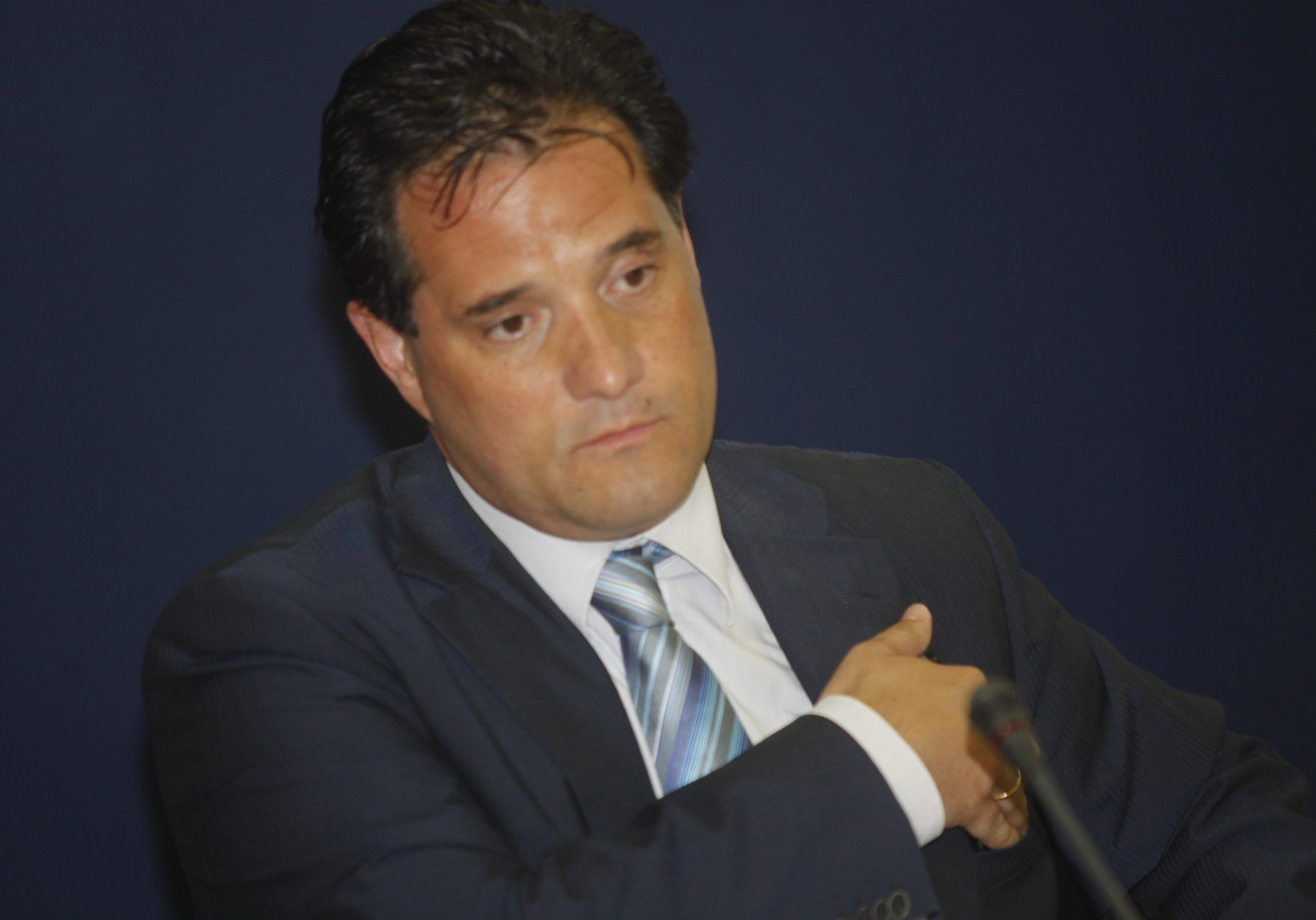 Κεραυνοί Άδωνι κατά Αυγής – “Το άρθρο είναι από το γραφείο Τσίπρα!”