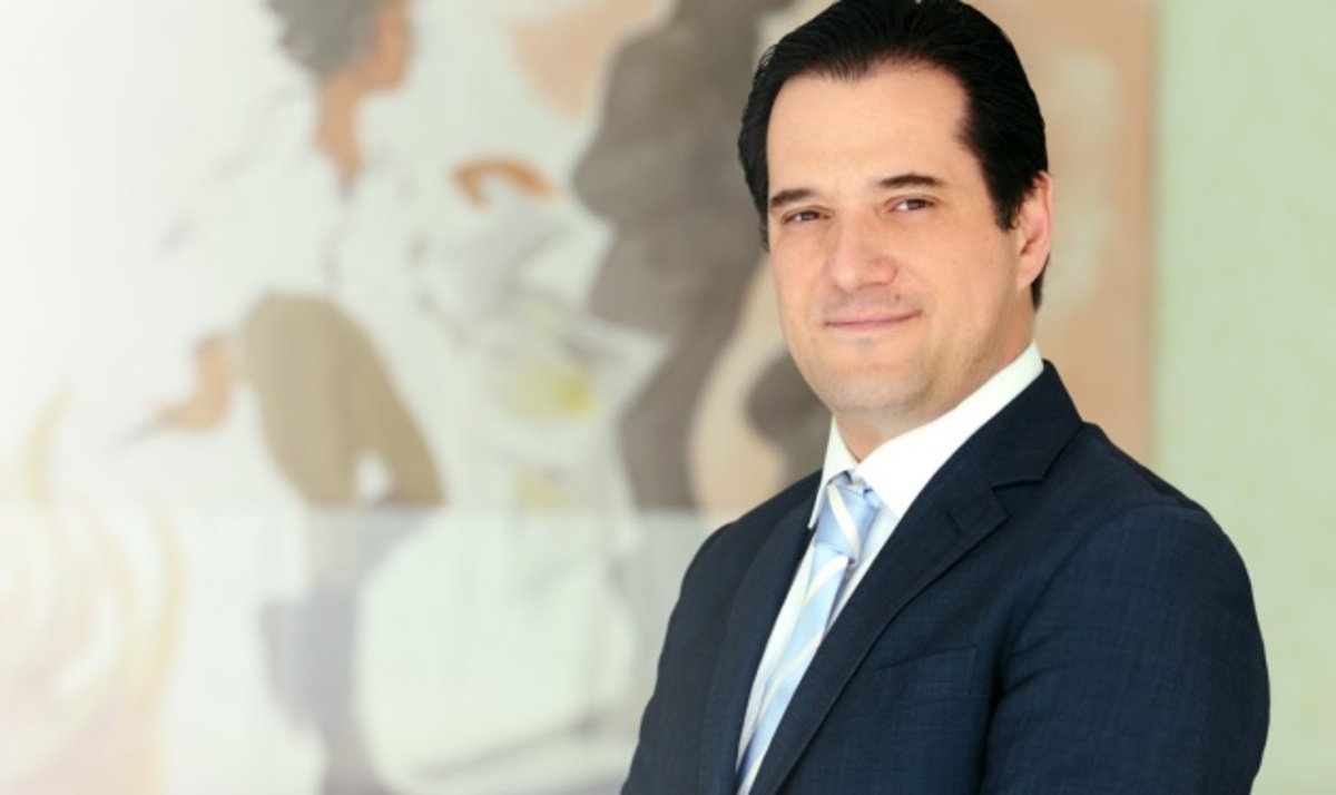 Ο Άδωνις Γεωργιάδης παραδέχεται: “Και πάνες αλλάζω στο μωρό και το ταίζω”