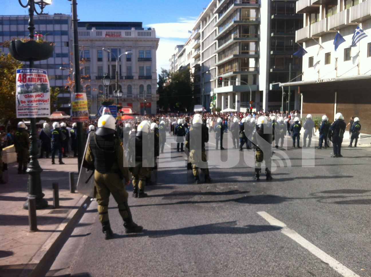 ΔΕΙΤΕ LIVE εικόνα από το Σύνταγμα – Έκλεισαν το δρόμο στους διαδηλωτές για να… περικυκλώσουν τους ταραξίες