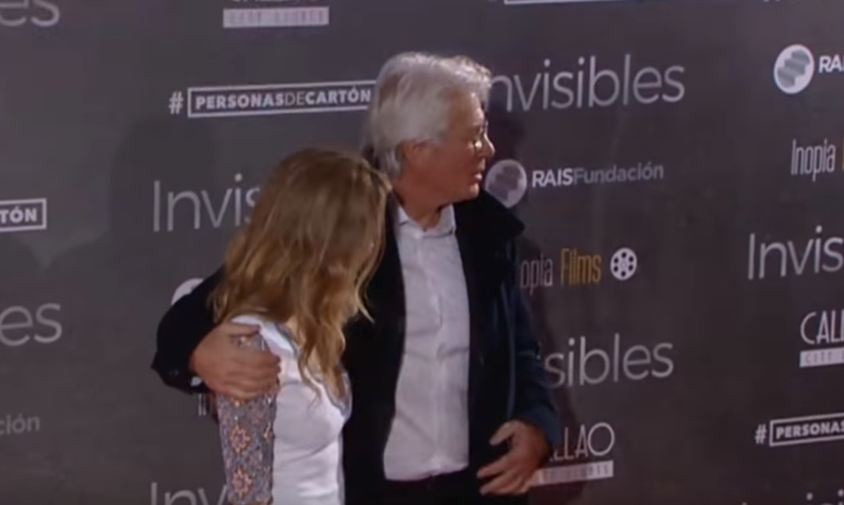 Richard Gere: Αγκαλιά με την κατά 34 χρόνια μικρότερη του σύντροφο στην πρεμιέρα του!
