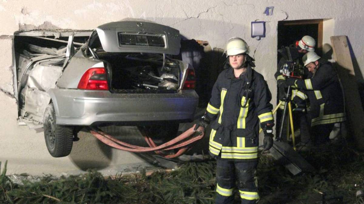 Απίστευτο δυστύχημα – Αυτοκίνητο “καρφώθηκε” στον τοίχο σπιτιού (φωτό)