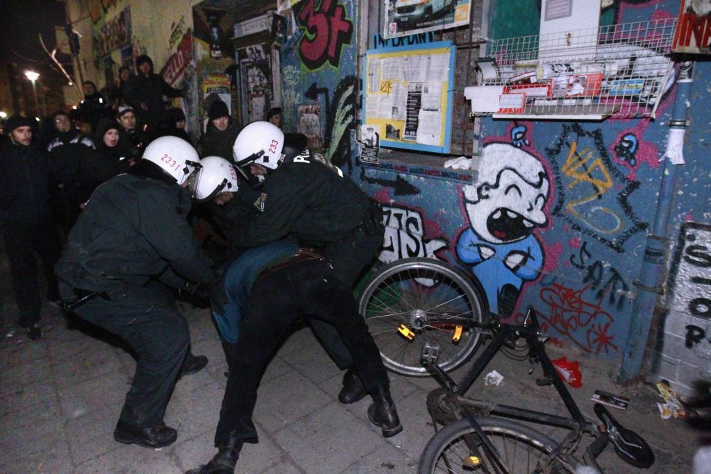 82 συλλήψεις σε επιχείρηση εκκένωσης υπο κατάληψη κτιρίου