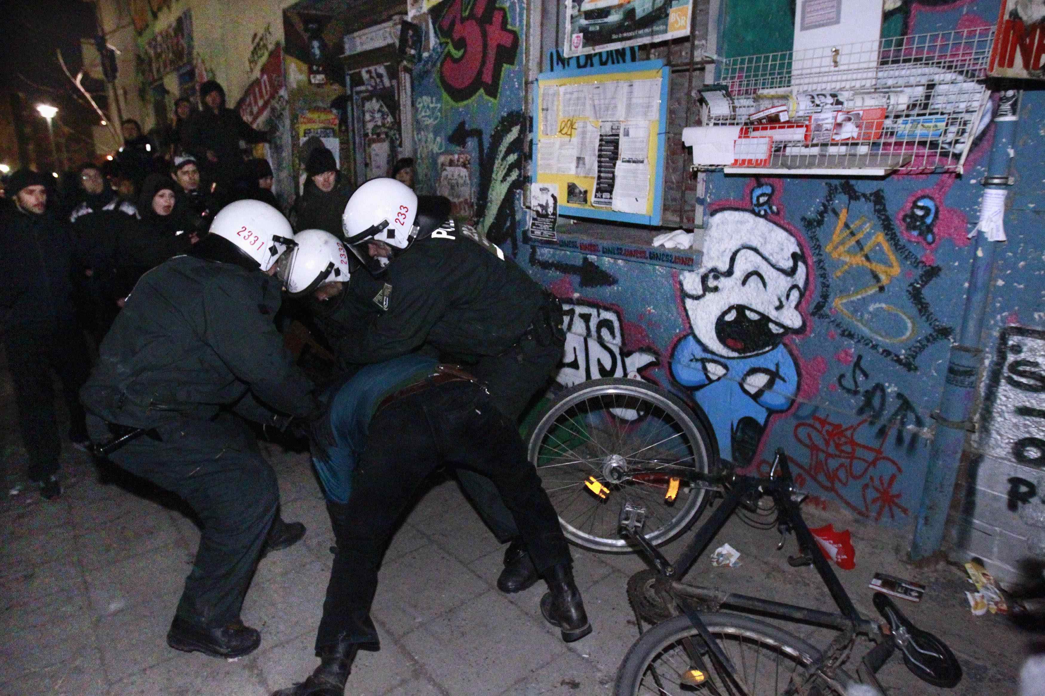 82 συλλήψεις σε επιχείρηση εκκένωσης υπο κατάληψη κτιρίου