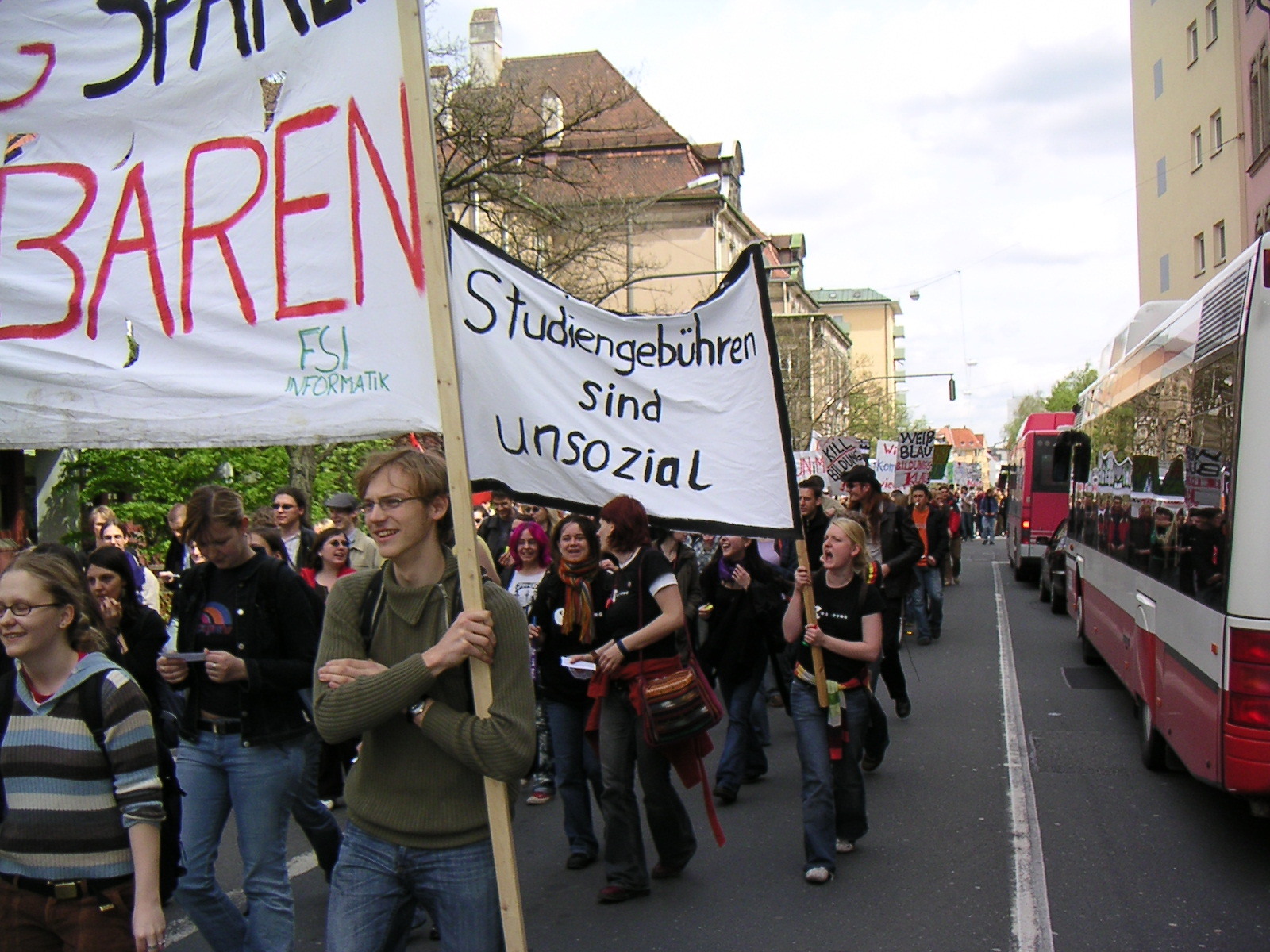 Γερμανία: Χιλιάδες στους δρόμους κατά της κυβερνητικής πολιτικής