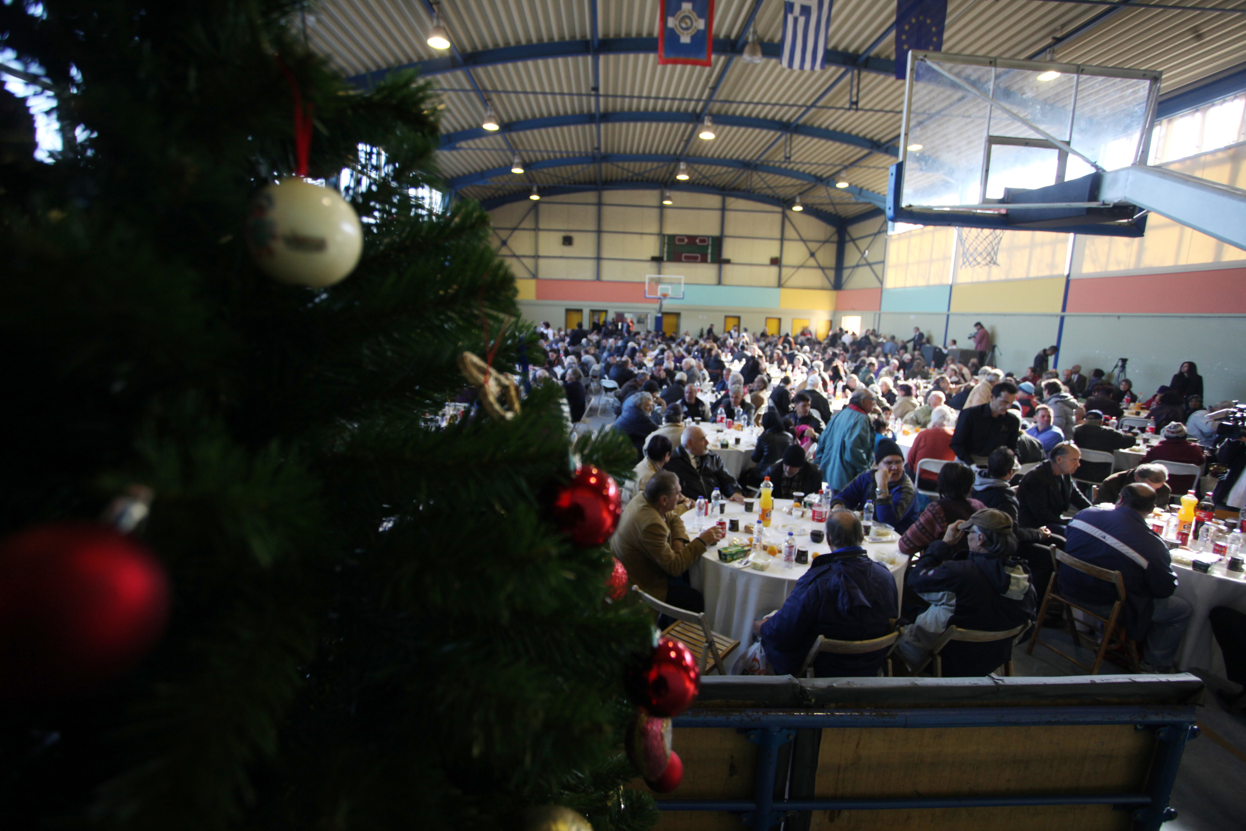 Γεύμα αγάπης από τον δήμο Αθηναίων σε άστεγους και άπορους