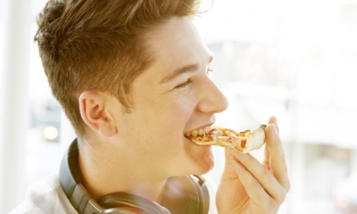 Τι παθαίνουν οι άντρες, όταν οι γυναίκες τους βλέπουν να γευματίζουν…