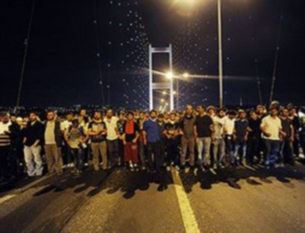 Διαδήλωση τούρκων πάνω στη γέφυρα του Βοσπόρου