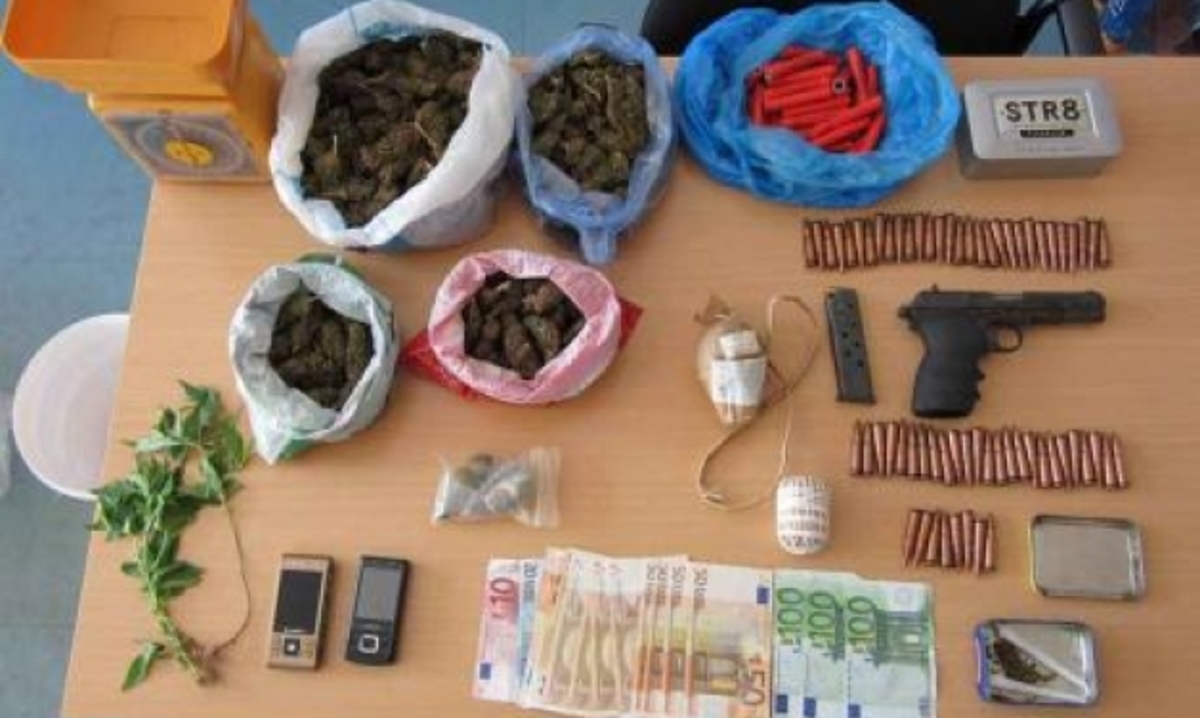 Πάτρα: Σπίτι- “γιάφκα” με ναρκωτικά, όπλα και πυρομαχικά – φωτό