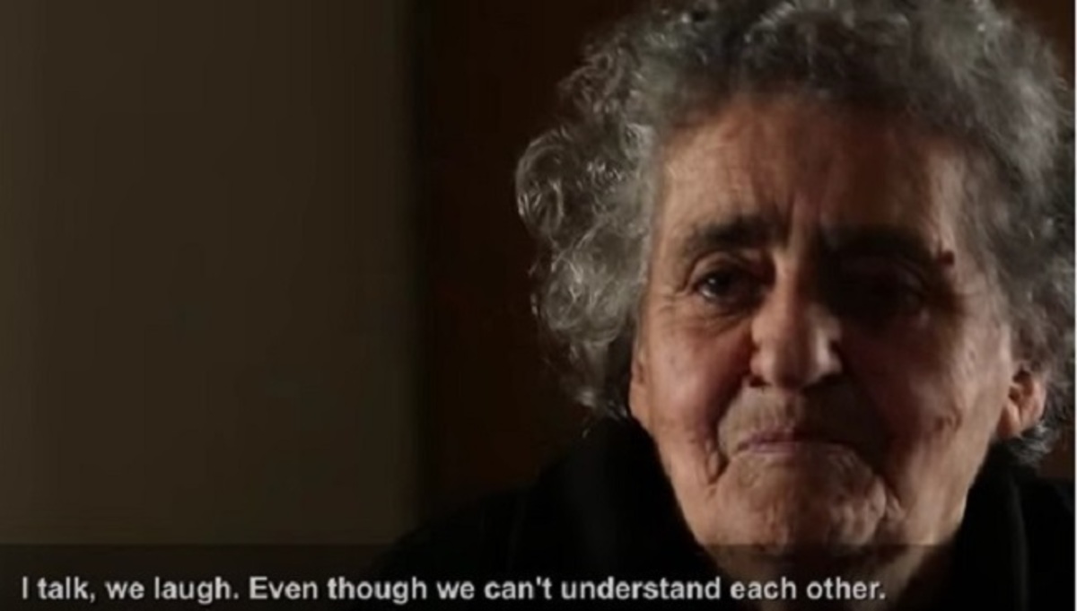 Γιαγιά χωρίς… σύνορα – Η γυναίκα που αγκάλιασε τους πρόσφυγες της Ειδομένης
