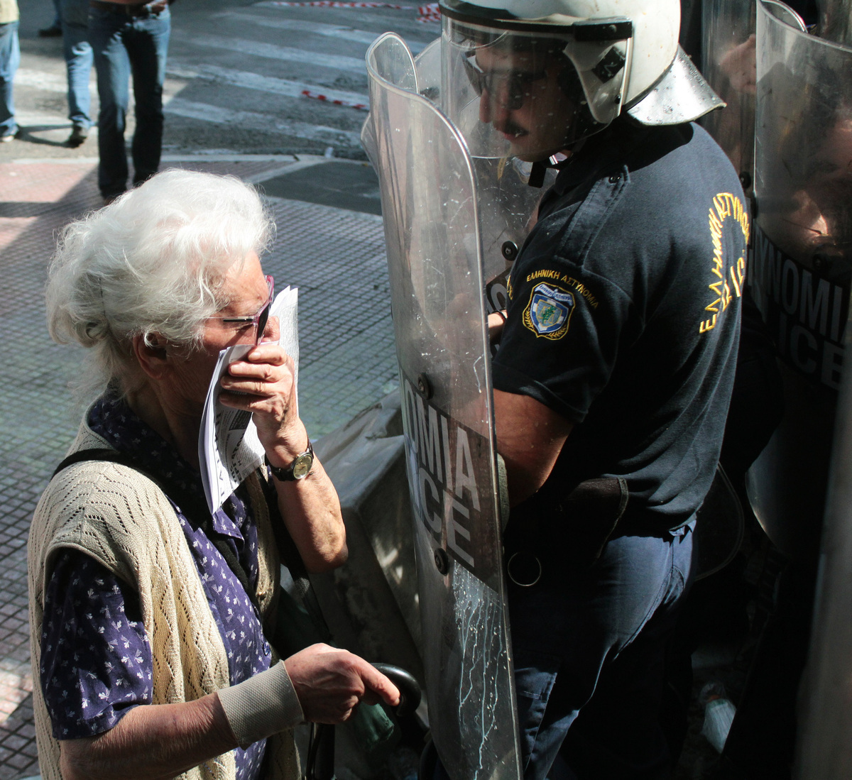 Τα άκουσε ο Τόσκας από Τσίπρα για τα χημικά στους συνταξιούχους! Οργισμένο τηλεφώνημα! [pics]