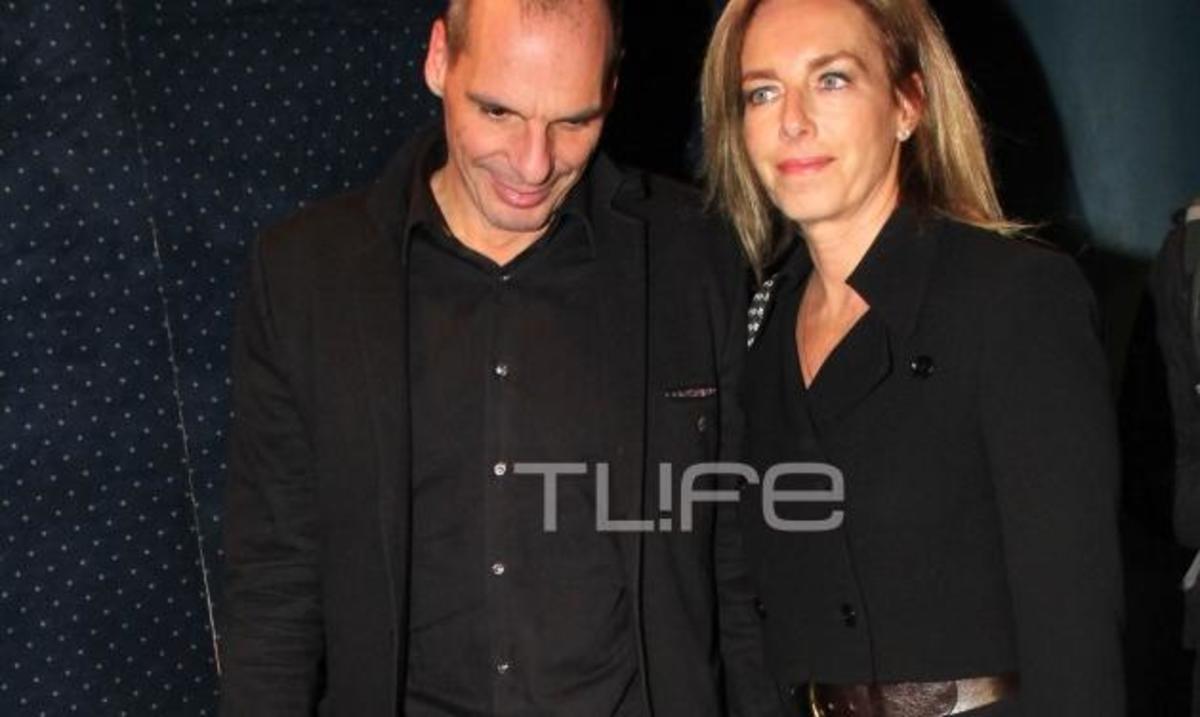 Ο Γιάνης Βαρουφάκης χέρι χέρι με τη σύζυγό του στο θέατρο!