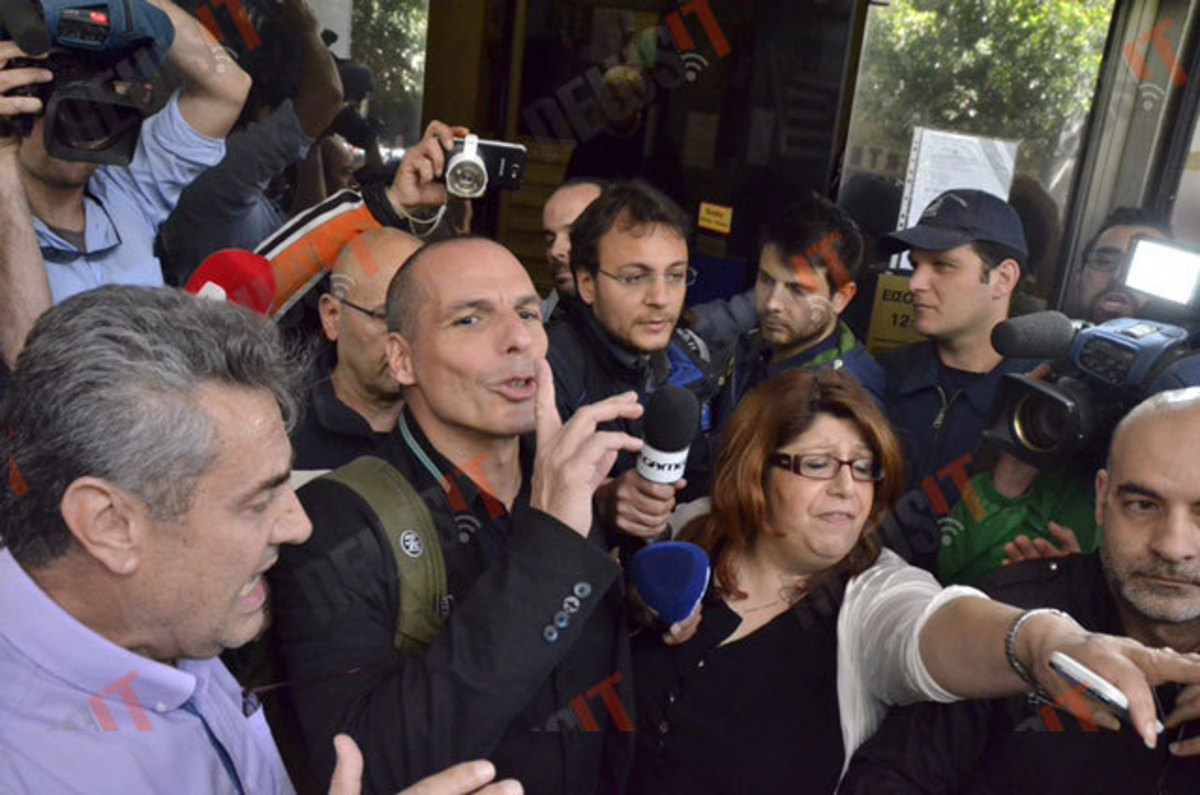 Τα άκουσε ο Γιάνης Βαρουφάκης από τους Εφοριακούς – Το… μπλόκο στην είσοδο του υπουργείου και η ατάκα του υπουργού