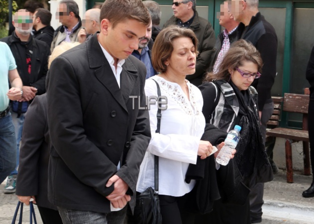 Γιάννης Αγγελάκης: Συντετριμμένη στην κηδεία η αδερφή του – ΦΩΤΟ