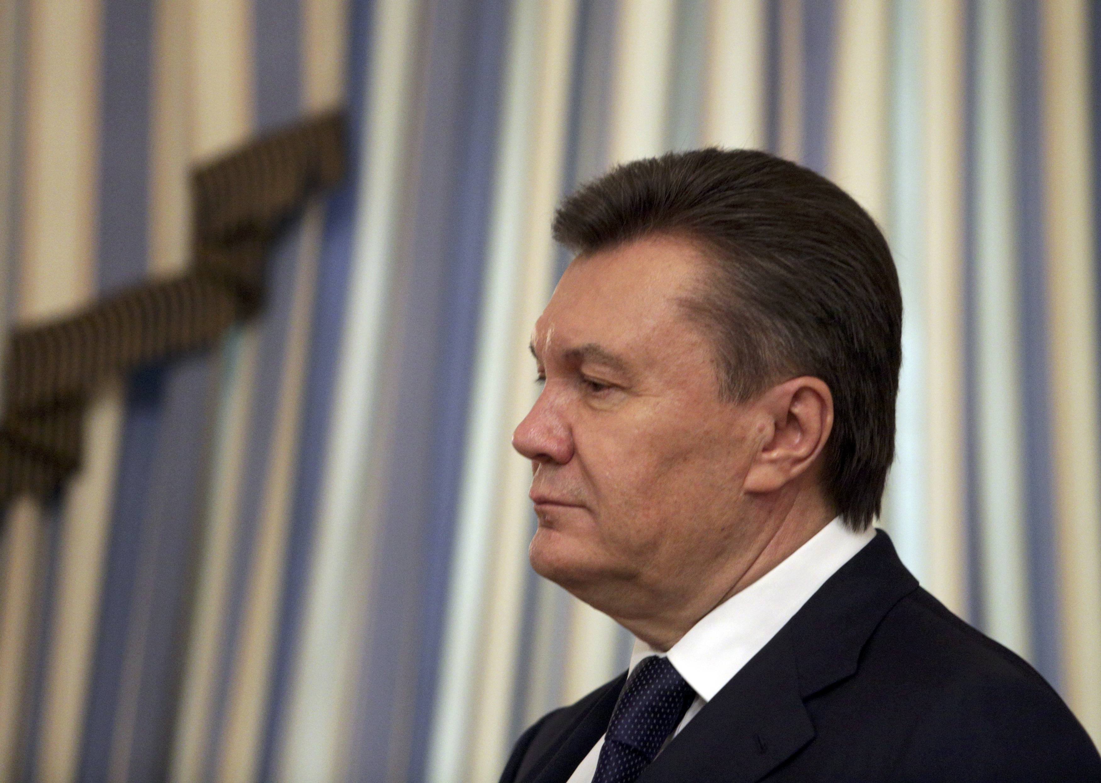 Διάγγελμα διχασμού και παραλήρημα από τον Γιανουκόβιτς: “Δεν παραιτούμαι! Έγινε πραξικόπημα” – Τον κήρυξε έκπτωτο η Βουλή – Εκλογές τον Μάιο