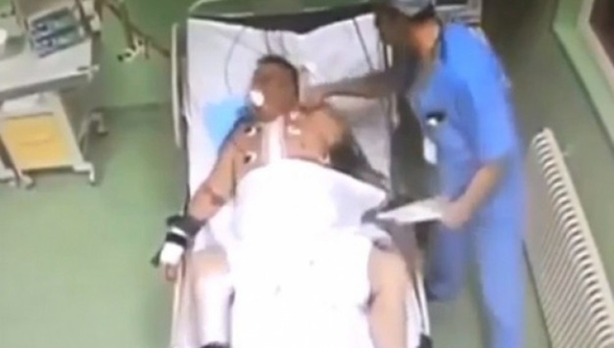 Γιατρός γρονθοκοπεί ασθενή