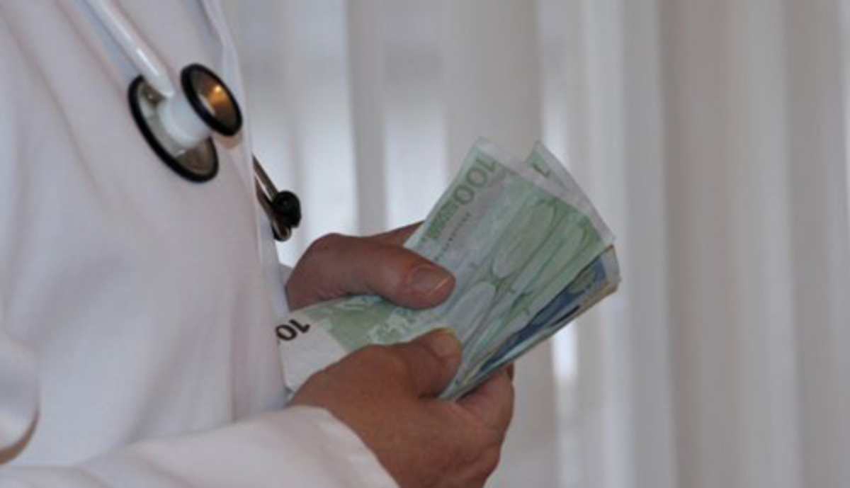 Προς αναβολή το πρόστιμο «1 ευρώ» για τους γιατρούς!