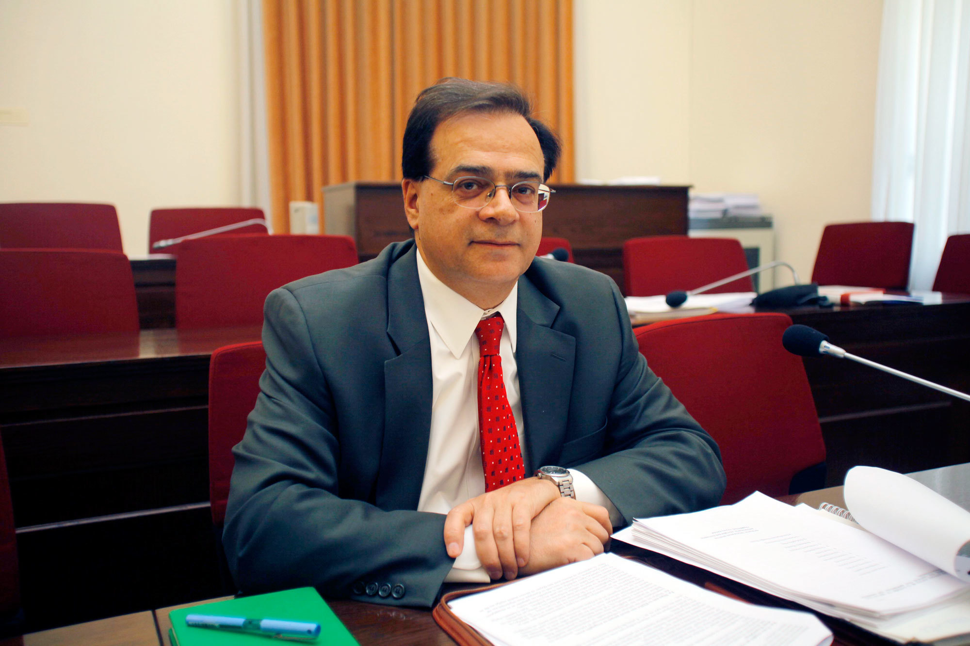 Διαφωνία με την τρόικα για ομαδικές απολύσεις, πλειστηριασμούς ακινήτων και απεργίες