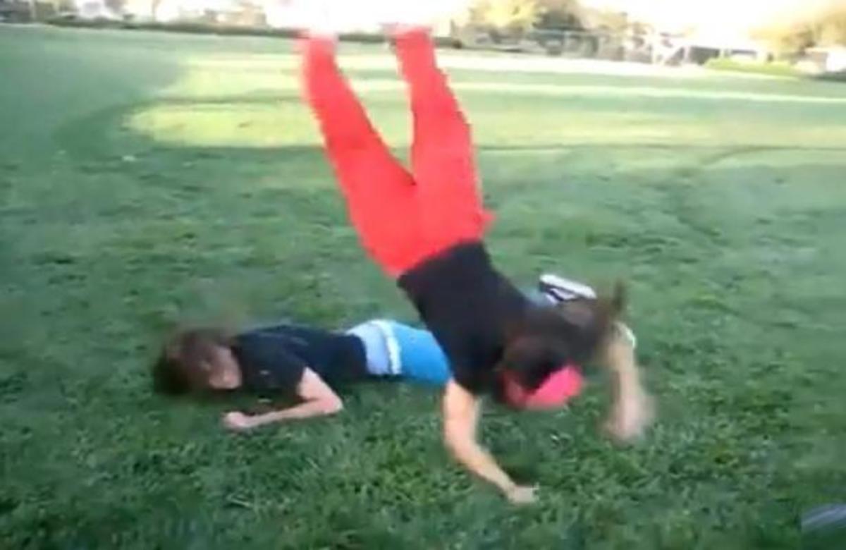 Ξεκαρδιστικό βίντεο  με κορίτσια να “τρώνε τα μούτρα” τους!