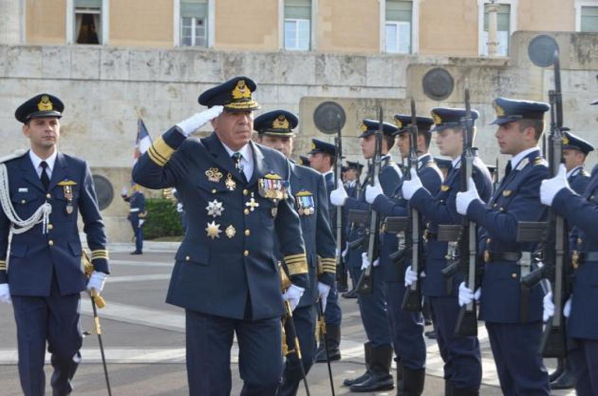 Γιορτή Αεροπορίας: Κατάθεση στεφάνου Aρχηγού ΓΕΑ στο Μνημείο του Άγνωστου Στρατιώτη [vid, pics]