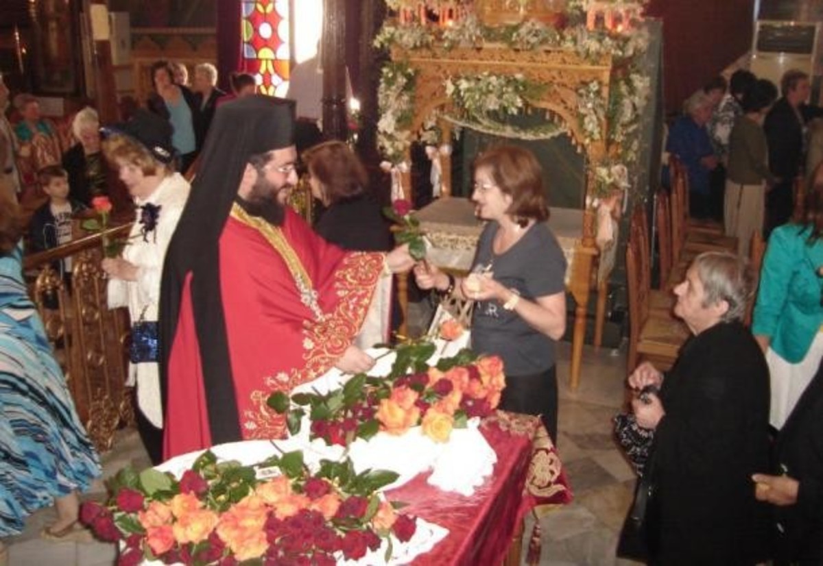 Ιερέας μοίρασε 500 τριαντάφυλλα για τη γιορτή της μητέρας