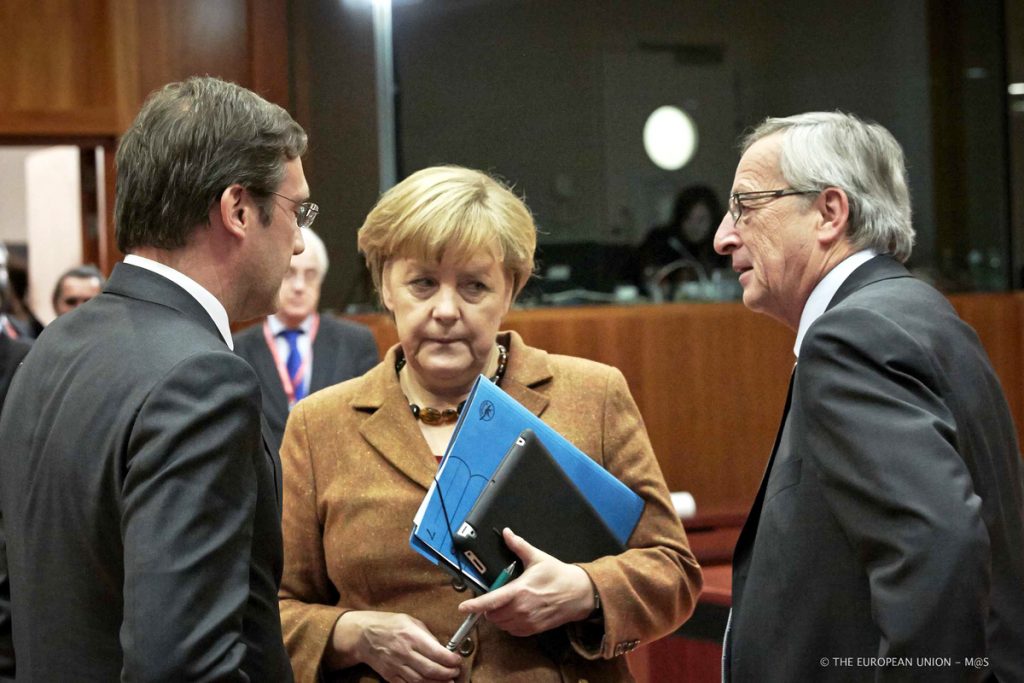 Η Μέρκελ επαναφέρει τη λέξη τρόικα – Γιούνκερ: Μην κάνετε μονομερείς ενέργειες