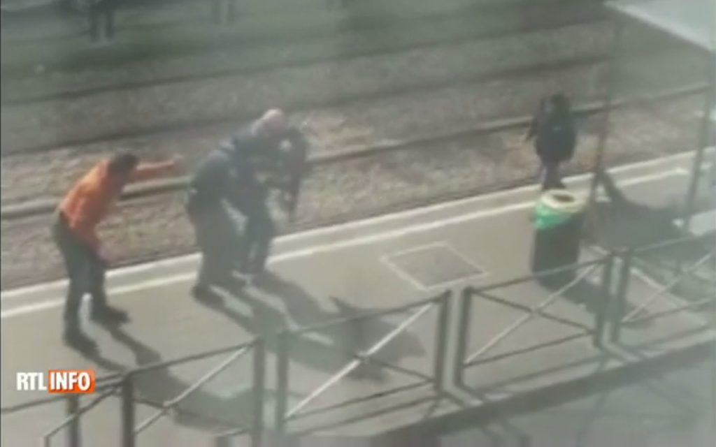 Βρυξέλλες: Δραματικό βίντεο ντοκουμέντο! Οι αστυνομικοί παίρνουν το κοριτσάκι του υπόπτου! Νέα γκάφα ολκής! Τον πυροβόλησαν κατά λάθος λόγω γλώσσας!