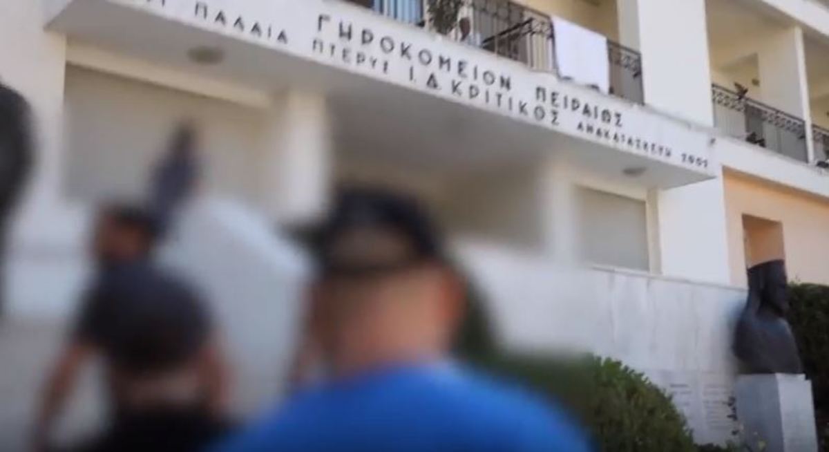 Η στιγμή της εισβολής του “Ρουβίκωνα” στο Γηροκομείο Πειραιά [vid]