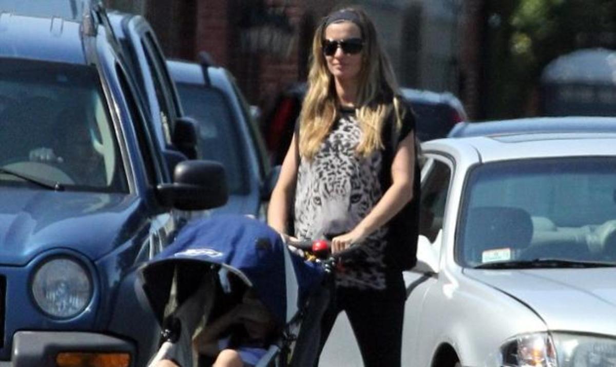 Gisele: Πιο όμορφη από ποτέ, με φουσκωμένη κοιλίτσα πηγαίνει βόλτα με τον γιο της